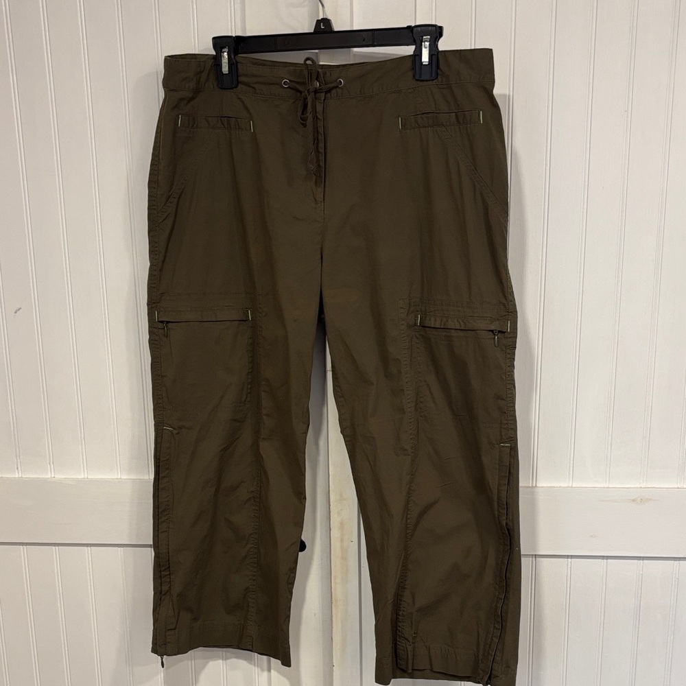 Danskin Now ladies Olive Cargo capri, drawstring, zip leg Pants size Large